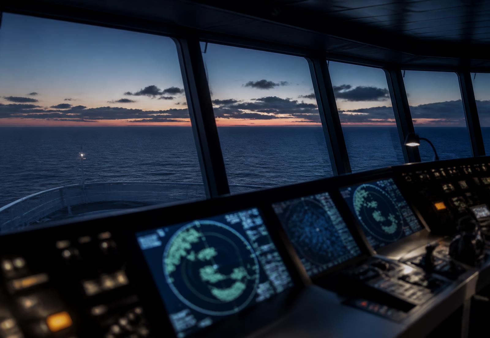 Poste de pilotage d'un navire commercial avec instruments de navigation au lever du jour (image représentative)